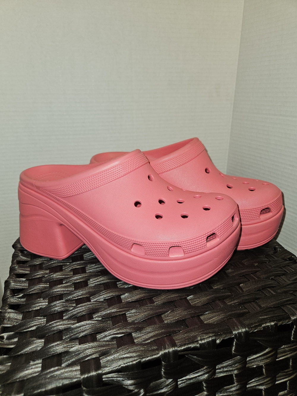 CROCS Sirens Platform Clog Mules in Bright Pink